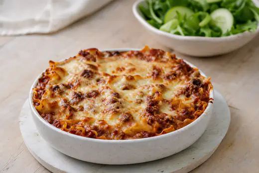 Ovenschaaltje met lasagnette in tomatensaus met gehakt en een goudbruine, borrelende kaaskorst