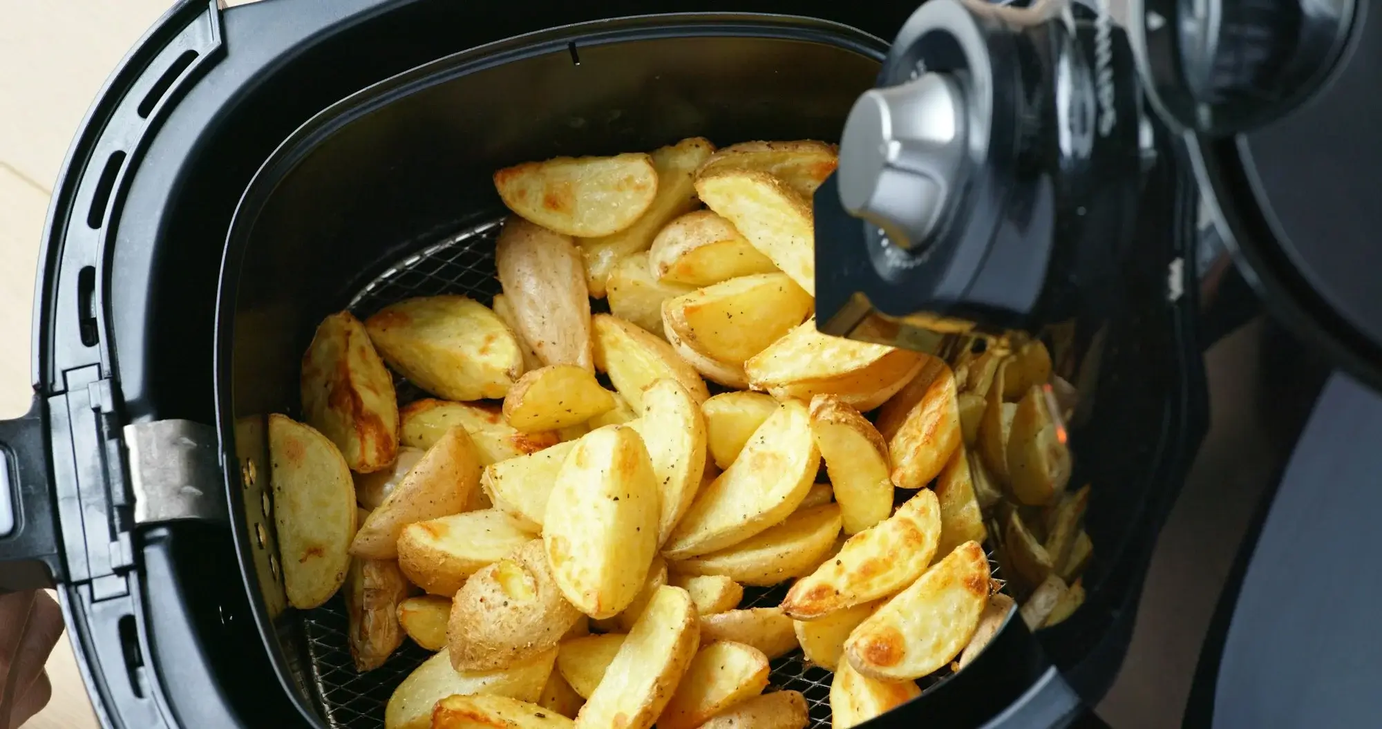 Aardappel in airfryer, krokant gebakken met minimale olie.