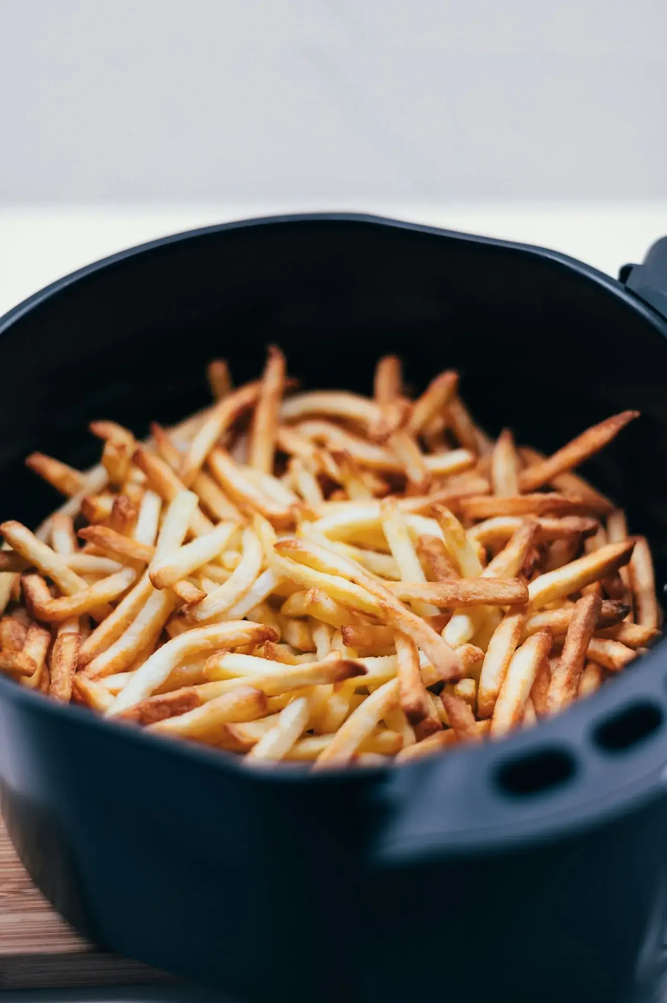 Diepvries frieten in de airfryer.