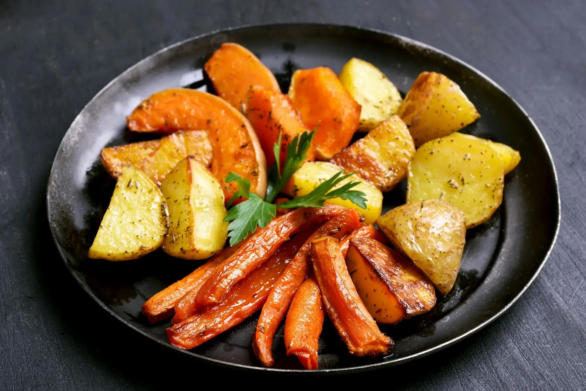 Groente uit de airfryer, knapperig en kleurrijk.