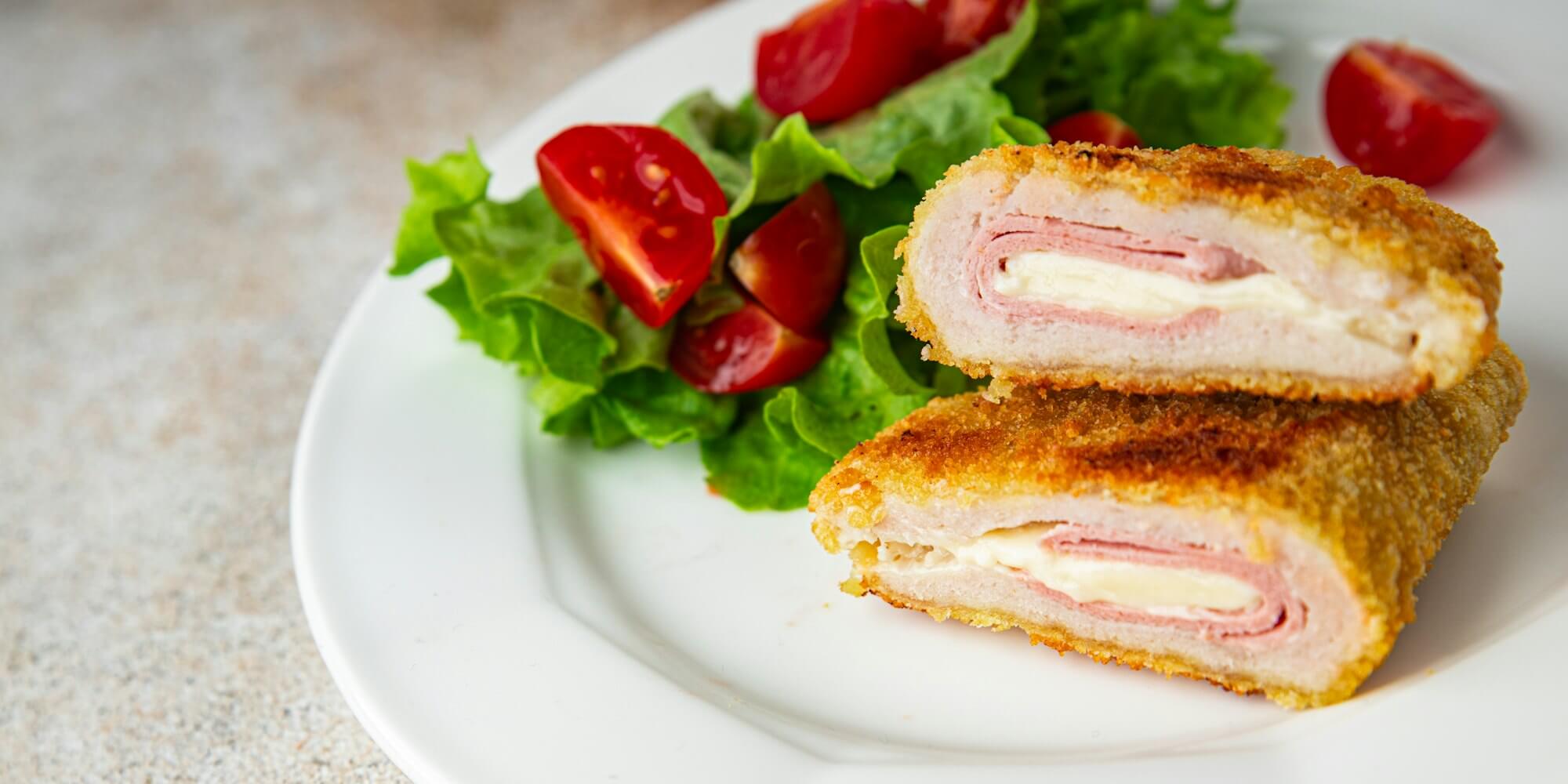 Kip cordon bleu in airfryer, goudbruin en krokant.