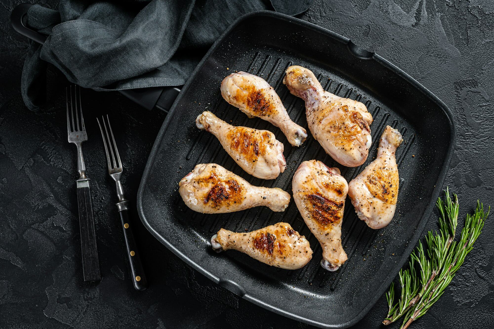 Goudbruin gebakken kippenbouten uit de airfryer.