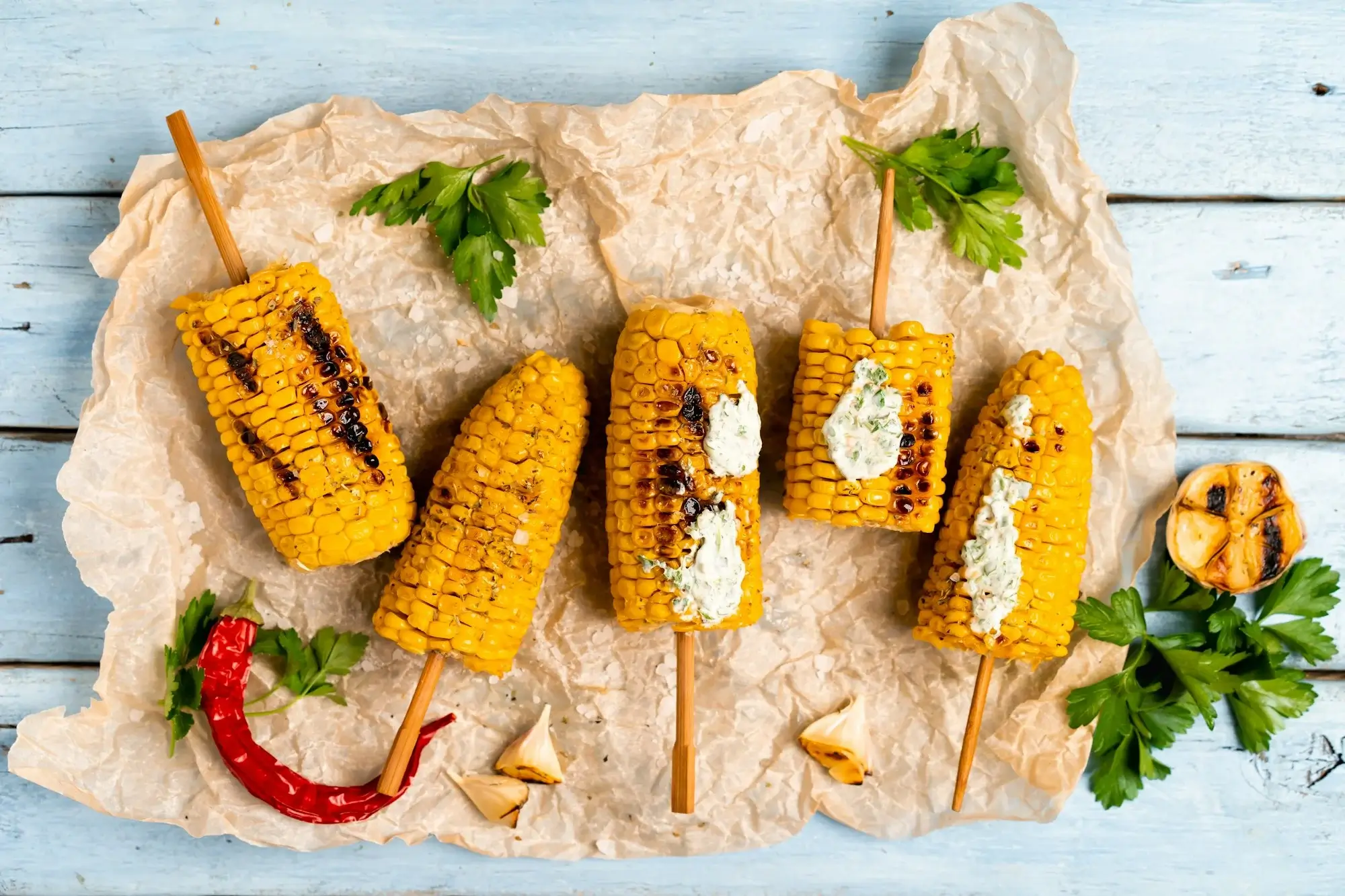 Geroosterde maiskolf in airfryer, goudbruin en knapperig.