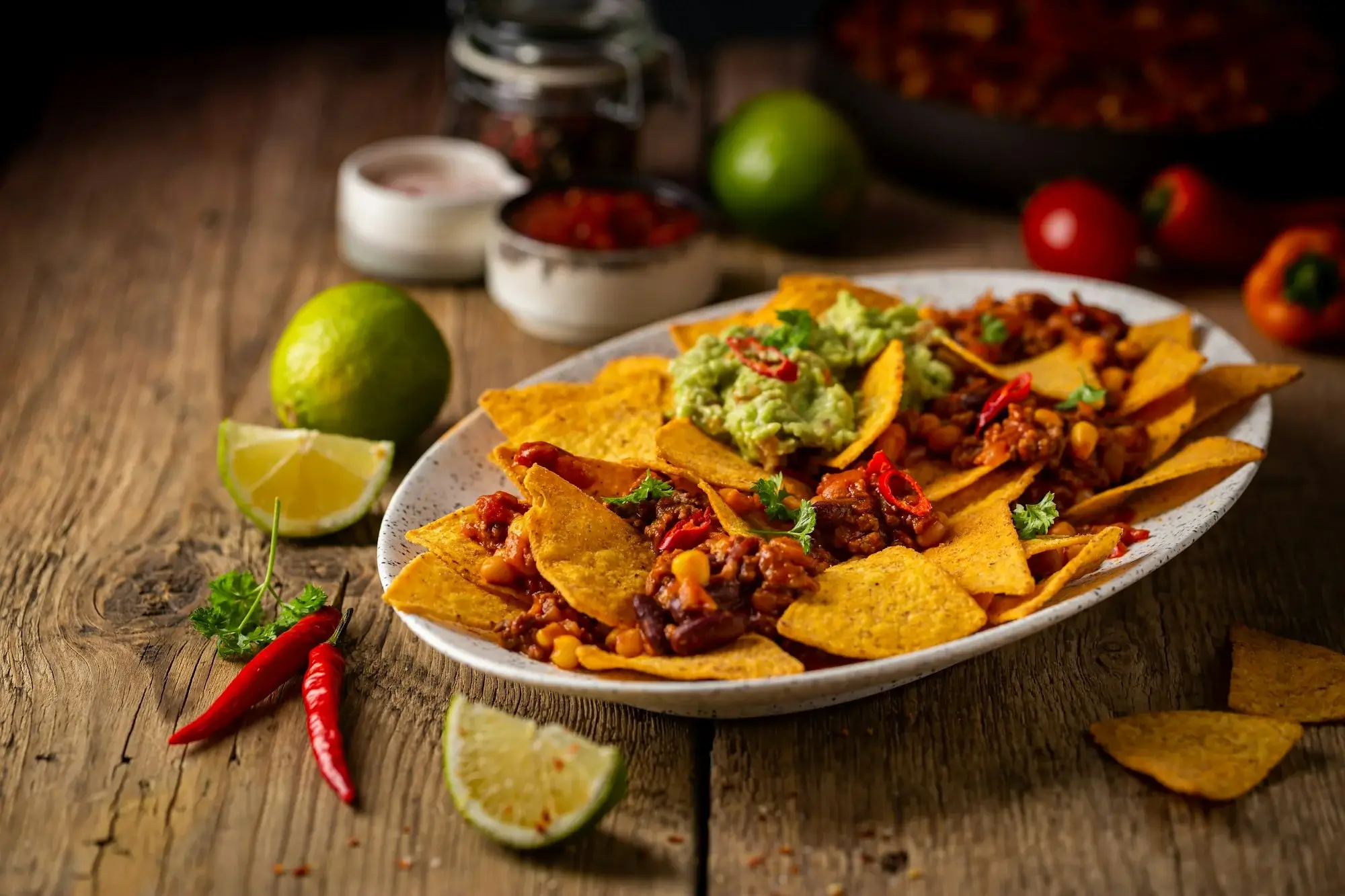 Nachos airfryer met gesmolten kaas en jalapeños.