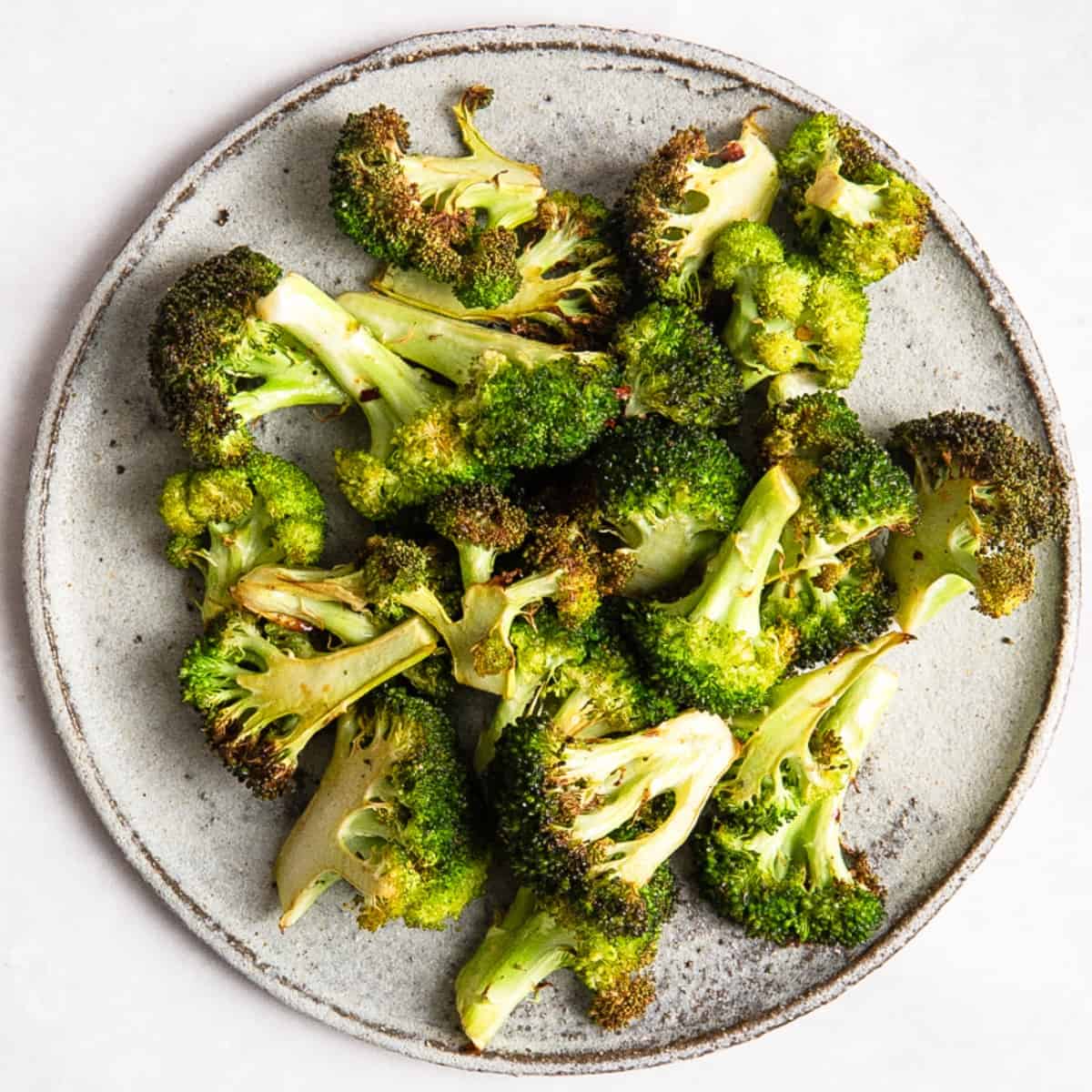 Broccoli in de airfryer, goudbruin en knapperig.