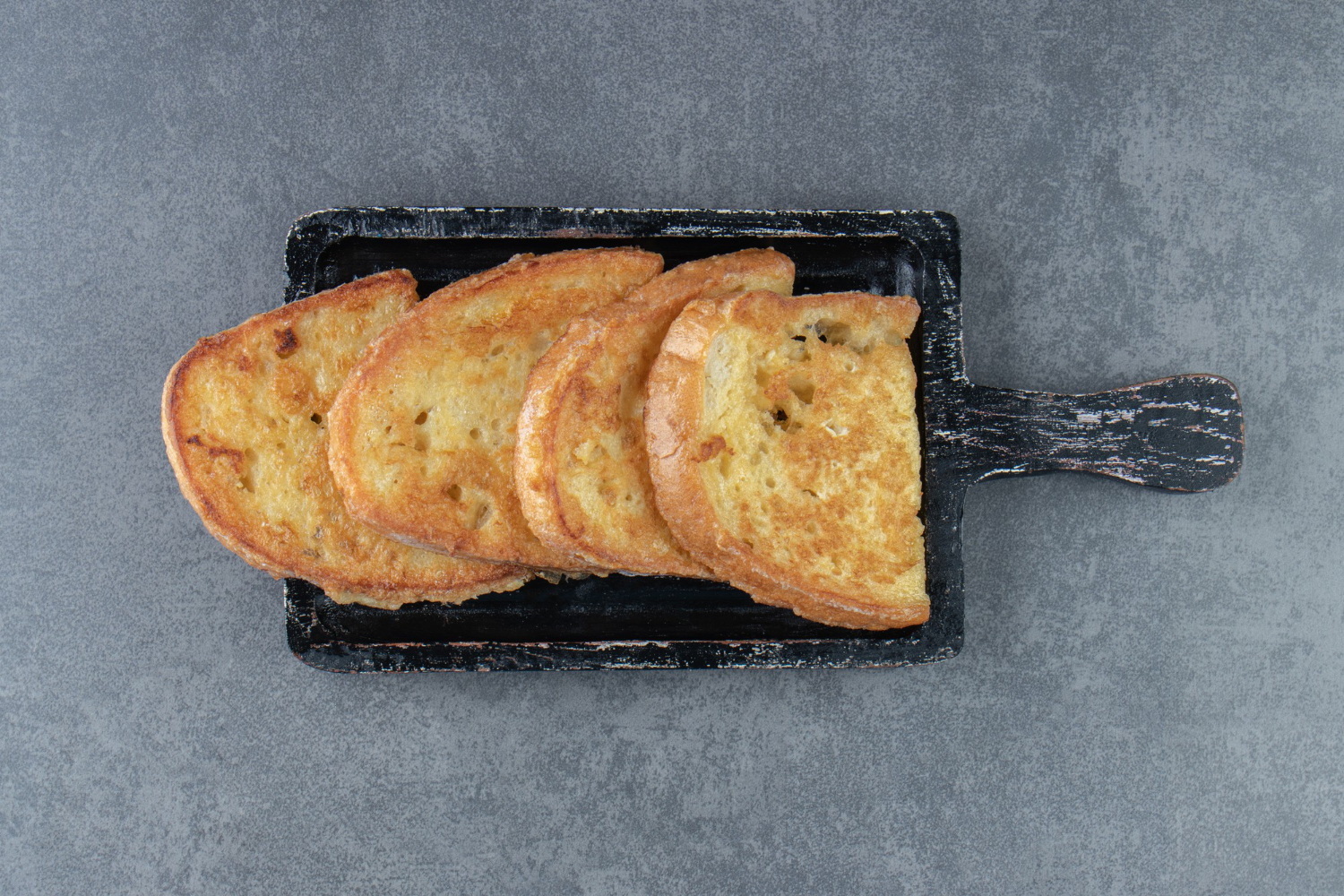 Perfect geroosterd brood in een airfryer, geserveerd met jam en boter.