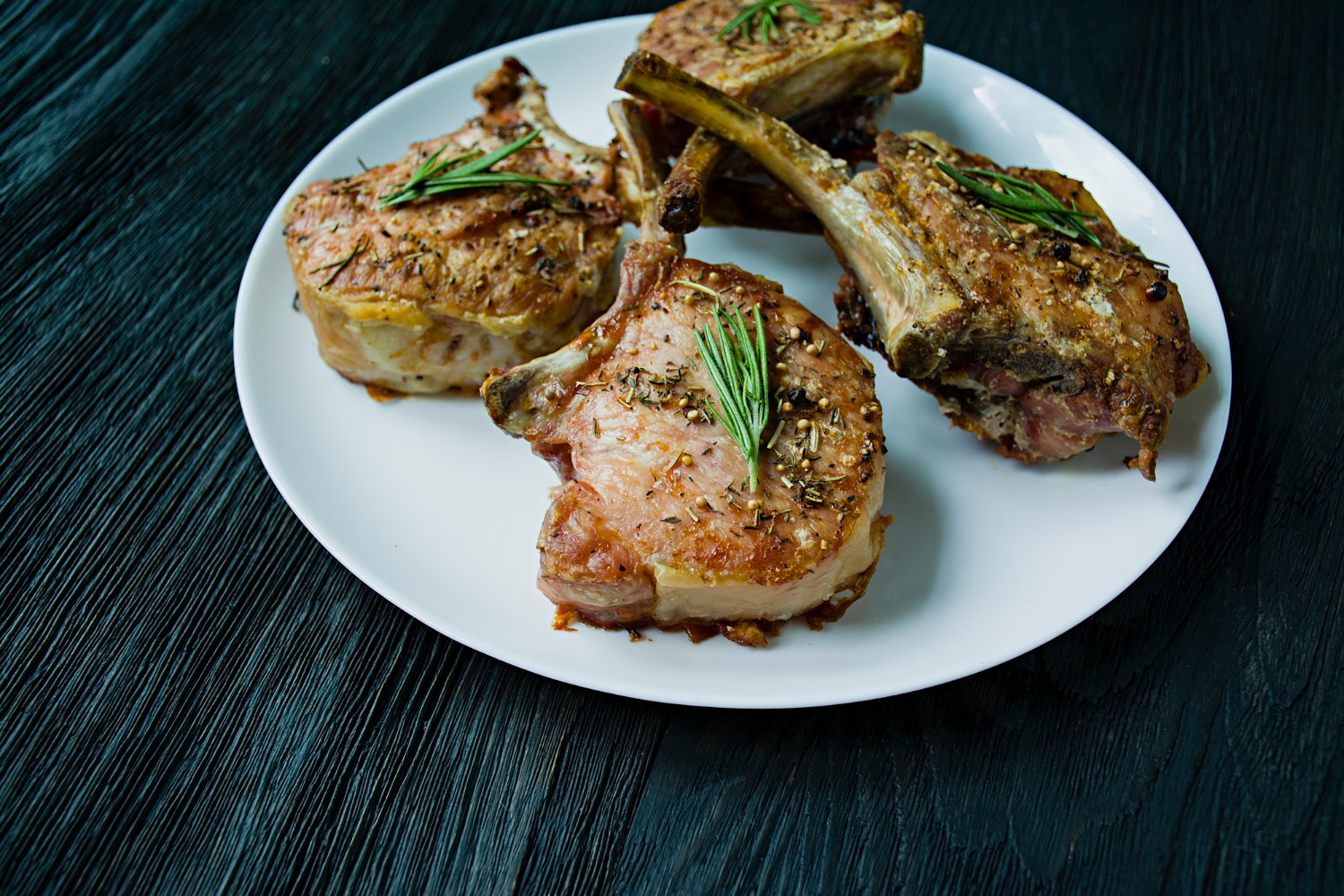 Lamskoteletten in de airfryer, sappig en goudbruin.