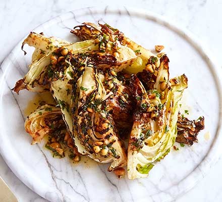 Geroosterde spitskool in een airfryer mandje