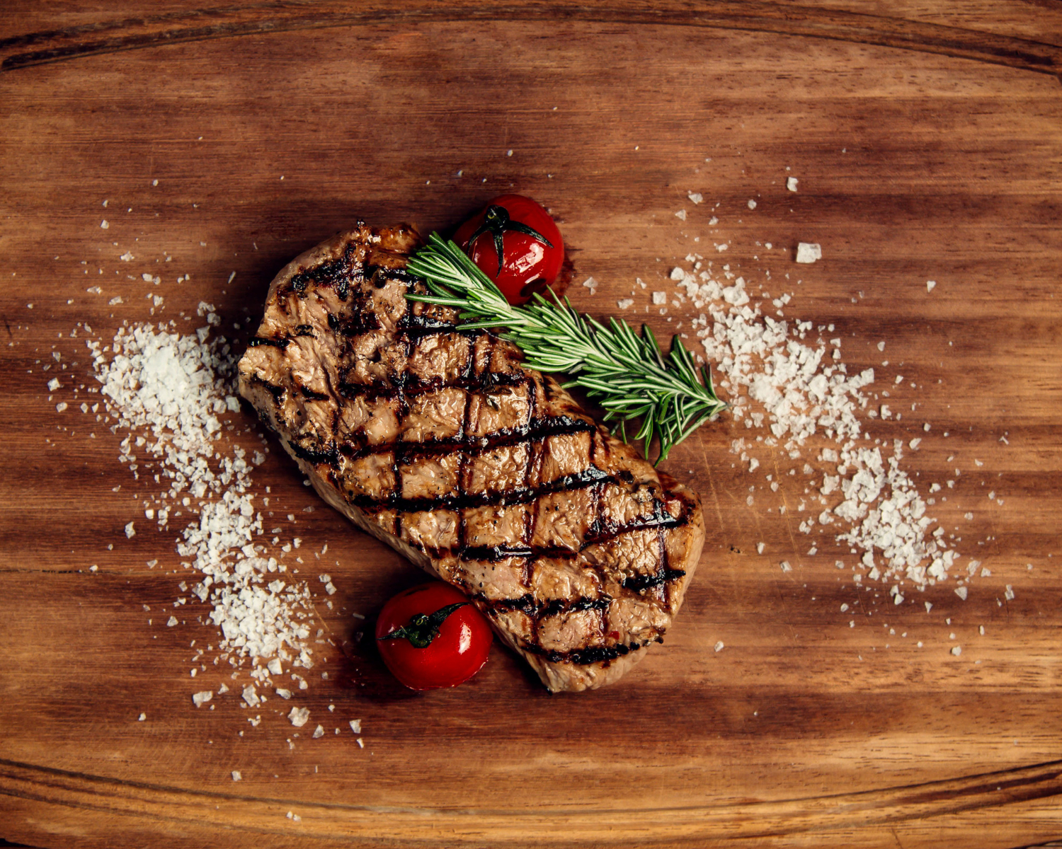 Perfect gegaarde steak in de airfryer, geserveerd met groenten.