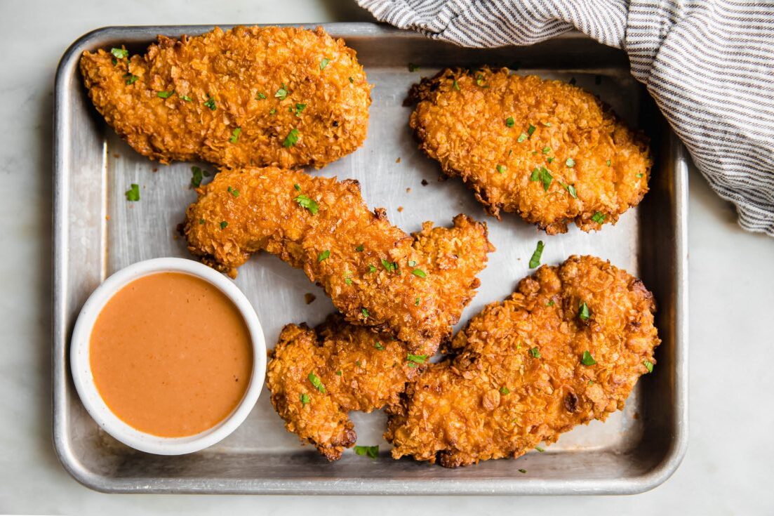Krokante kip airfryer, goudbruin en knapperig geserveerd op een bord