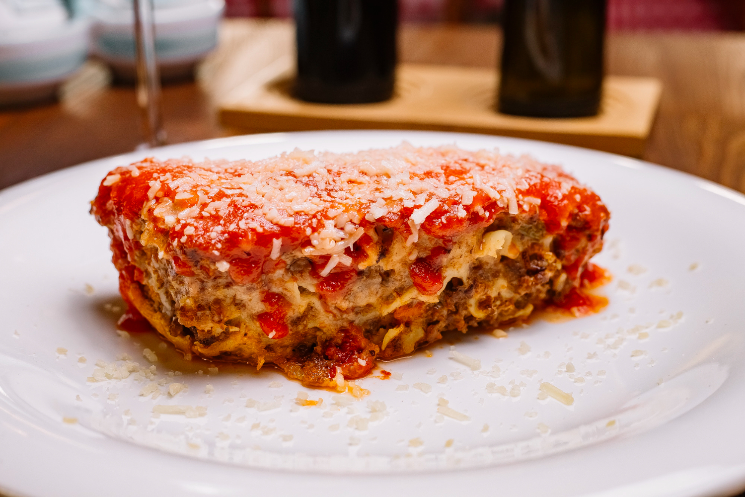 Lasagne airfryer met knapperige kaaslaag.