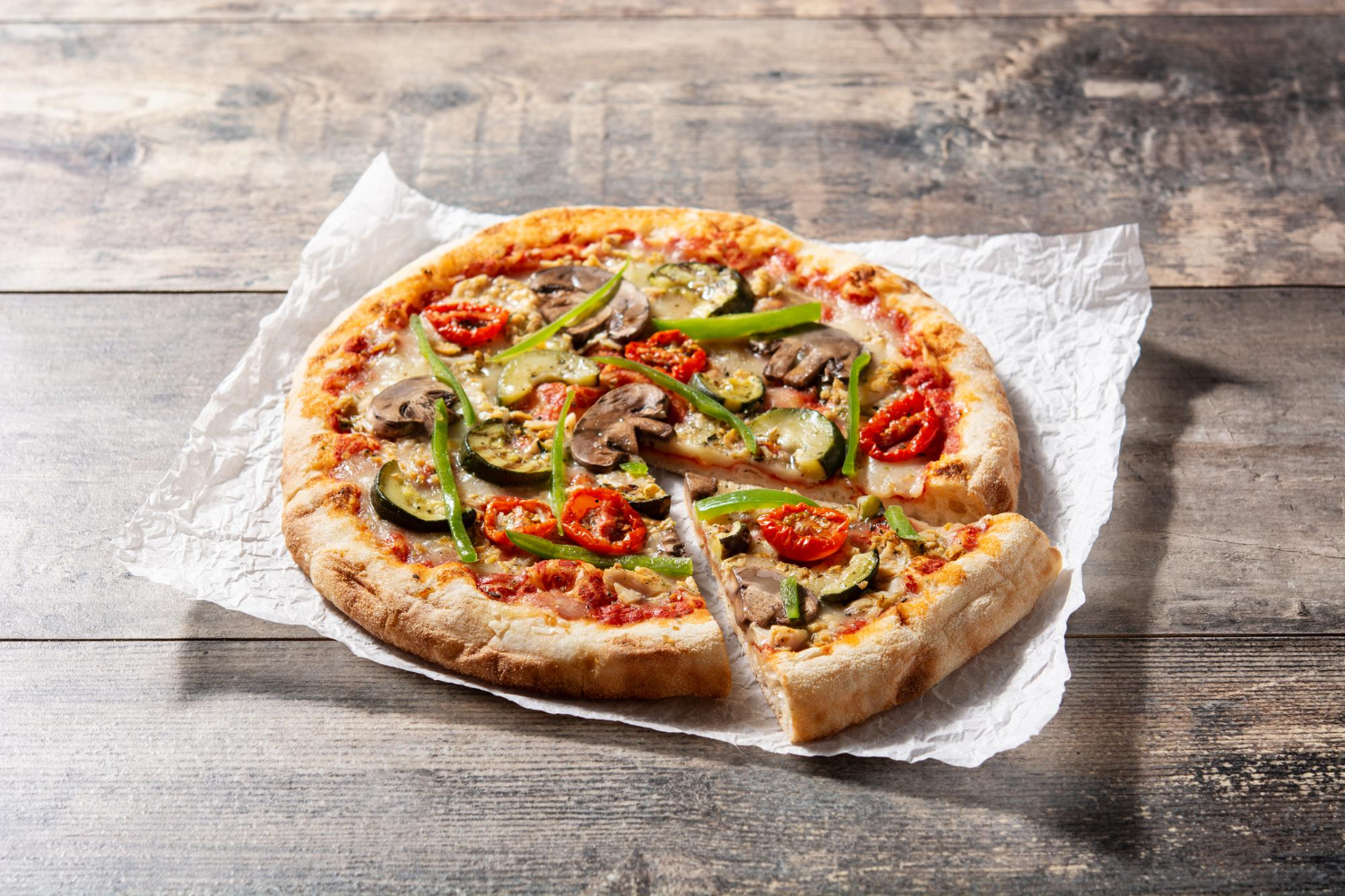Pizza in airfryer met kaas en toppings